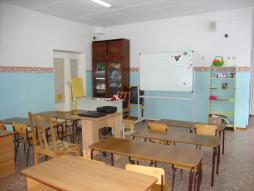 Учебный класс с проектором, интерактивной доской и ноутбуком. В туалете возле унитаза есть поручень для детей инвалидов